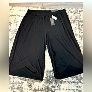 NWT Plus size 22/24 AVENUE Capri Pants